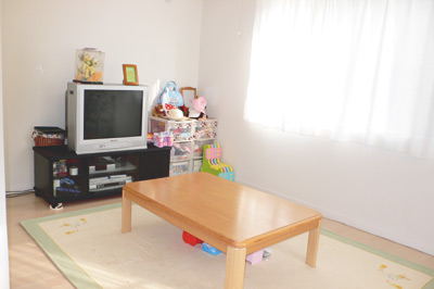 白い壁と明るい色の床材でとても明るい印象のリビング。お子さんたちが遊ぶにも広さは十分