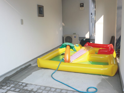 とても暑かったこの日は、駐車スペースにプールを出してお子さんたちと遊んだとのこと
