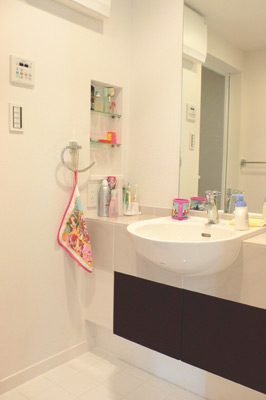 外観同様モノトーンで統一され、シャレた造りの洗面所。床はタイル貼りになっている