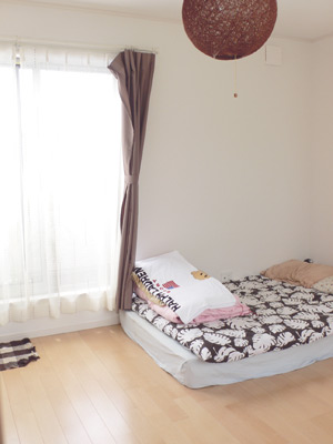 個性的な照明が目を引く３階の１室が、現在のご一家の寝室