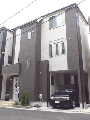 スッキリとしたデザインに白とグレーの２色を組み合わせた外観はモダンな印象