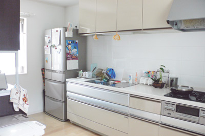 明るく広々としたキッチンには、シンクの下などに収納スペースもたっぷりで機能的