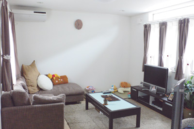 家具やカーテンのシックな色使いで落ち着いた雰囲気のリビング