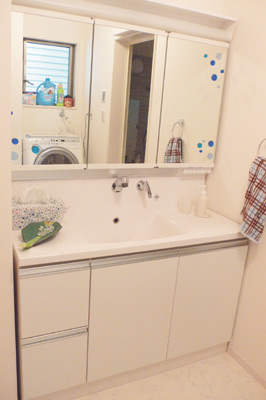 清潔感のある真っ白な洗面所。広くて使い勝手が良いとのこと