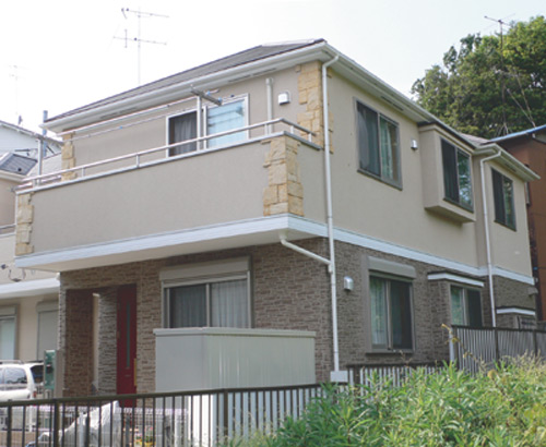 1階と2階に違う素材が用いられているのが特徴の樋口家の外観