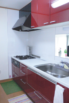 奥さまが建て売りには珍しい赤い色が気に入っていると話してくださったキッチン