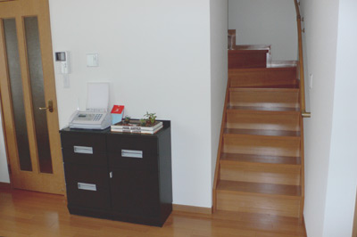 リビング内の階段は、2階へ行くときは必ずリビングを通る造りがよかったという樋口さんの希望どおり