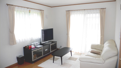 大きなソファを置いても広々とした印象のリビング。家具の落ち着いた色調はご主人の好み