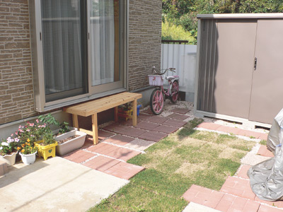 駐車スペースの奥は物置きを置いてもゆったり。ここでバーベキューをしたいとのこと