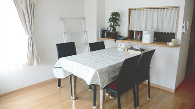 2面採光の明るいリビング。ソファとローテーブルは購入時に付いていたもの