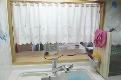 白いカフェカーテンがかわいらしいキッチンカウンター