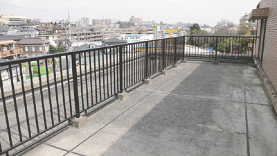 26?のルーフバルコニーはお子さまの遊び場としても十分な広さ