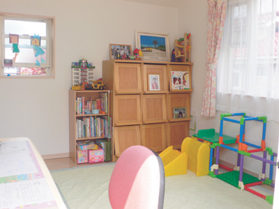 LDKと扉一枚を隔てて隣り合う6畳の洋室は2人のお子さんの部屋