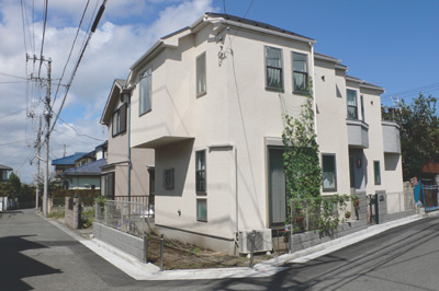 南側と西側が道路に接した良好な立地に建つ井上さんのお住まいは、壁の色が明るくスッキリした印象