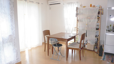 南と西に大きな窓があり、たっぷりと日射しが入る明るいダイ二ングスペース