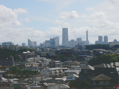 家から歩いてほんの1、2分の場所からの眺め。みなとみらいを一望できるこの場所はお2人のお気に入り