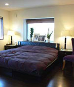 ご夫妻の寝室は広さ16畳ほど。ソファやテレビを置いても十分
なゆとりがある