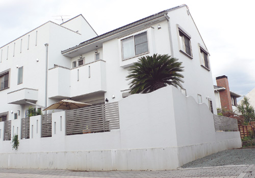 白とグレーを基調とした外観はシンプルでスタイリッシュ