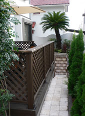 お庭には広いウッドデッキが造られ、奥にはヤシの木が揺れる