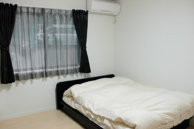 ベッドやカーテンにも黒を取り入れ、ご夫婦のこだわりとセンスがうかがわれる寝室