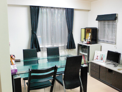 リビング同様、モノトーンで統一されたダイ二ングスペース