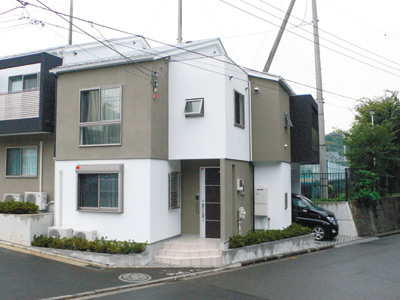 南側と東側が道路という角地に建つ岩本さんのマイホーム。壁の色使いなどに高いデザイン性が感じられる