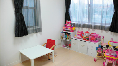 たくさんのおもちゃに囲まれていながら、スッキリした印象の子供部屋。2方向に窓があり日当たりも良好