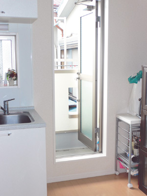 キッチンの脇にある扉の外はコンパクトなバルコニー。ゴミなどを置くのにとても便利とのこと