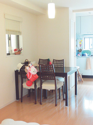 LDKのキッチン側、小さな窓の隣がご一家のダイ二ングスペース