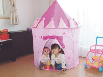 3階にある子供部屋。2人のお嬢さんの格好の遊び場となっている