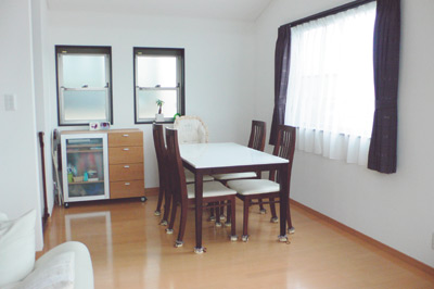 窓が多く明るいダイ二ングスペース
