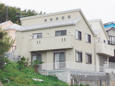 川沿いに建つ加賀谷さんのお宅。外壁は明るいベージュでスッキリとしている