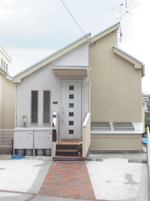 玄関が2階になるため、玄関側から見ると1階建てに見える