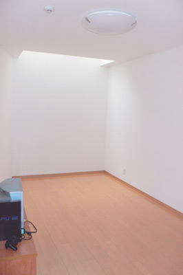 8.7畳の洋室。トップライトが明るさとオシャレな雰囲気を作り出している