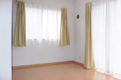 1階の洋室。南側に掃き出し窓がある2面採光でとても明るい