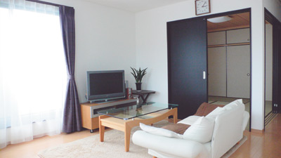 リビングは明るく柔らかい雰囲気と、モダンな印象を併せ持つ空間。奥の和室も6畳の広さがありゆったりしている