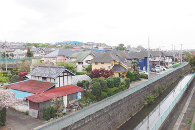 リビングの窓からは、隣を流れる川と開けた景色が見渡せる