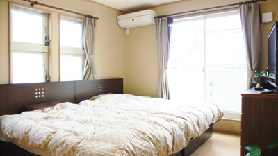 お２人の寝室は、ウォークインクローゼットを備えた約７．５畳の洋室