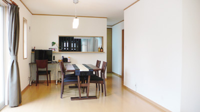 落ち着いた色合いでまとめられたダイ二ング。一角にはパソコンスペースも