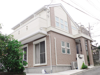 外壁のレンガ調と淡いクリーム色のサイディングのコントラストには、暖かい雰囲気と金井さんの個性が感じられる