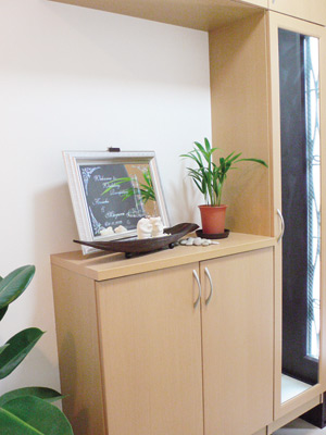 小物やグリーンが飾られた明るい玄関