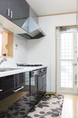 シックな色使いが印象的なキッチン。作業スペースを広く取ったのがお２人のこだわり