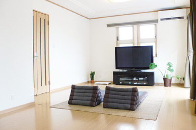 お２人のご希望どおりの広いリビング。現在は大きな家具もなく、一層広く感じられる