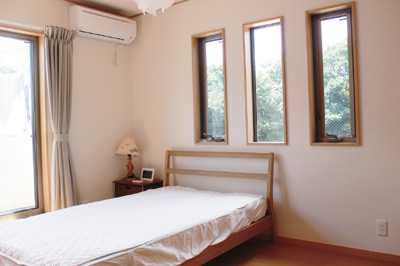 バルコニーに面した洋室は大きなベッドもゆったりと収まる広さ