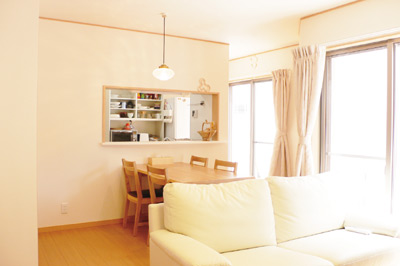 脇に大きな掃き出し窓があり、キッチンもダイニングスペースもとても明るい