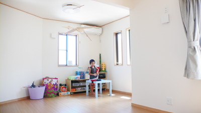 いずれは２部屋に分けられる造りの洋室は、今はお子さんがのびのび遊ぶ広い子供部屋
