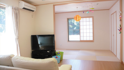 LDKと和室のあいだには仕切りがなく、開放感たっぷり。畳はフローリングとの調和を考え縁のないものが使われている