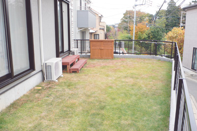 約10坪の広さがあり、お子さんがのびのび遊べる芝生のお庭