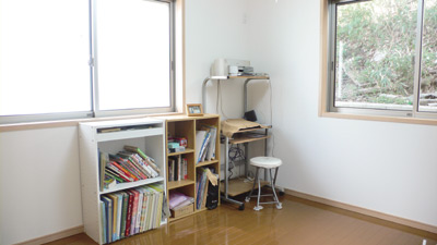 １階の洋室にはパソコンが置かれ、書斎のように使用されている