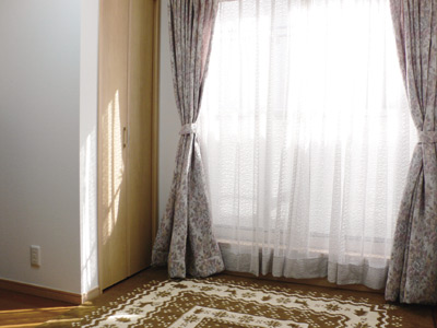 ２階の南向きの１室。バルコニーに繋がる大きな窓があり、とても明るい